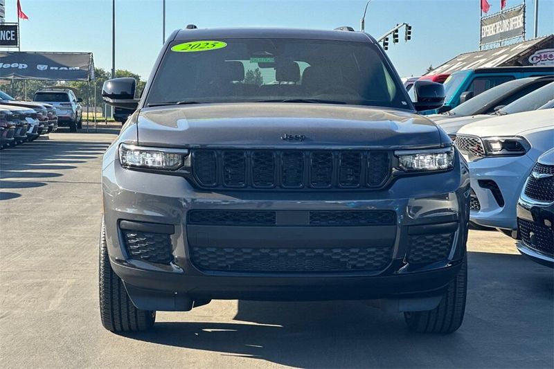2025 Jeep Grand Cherokee Altitude photo 9
