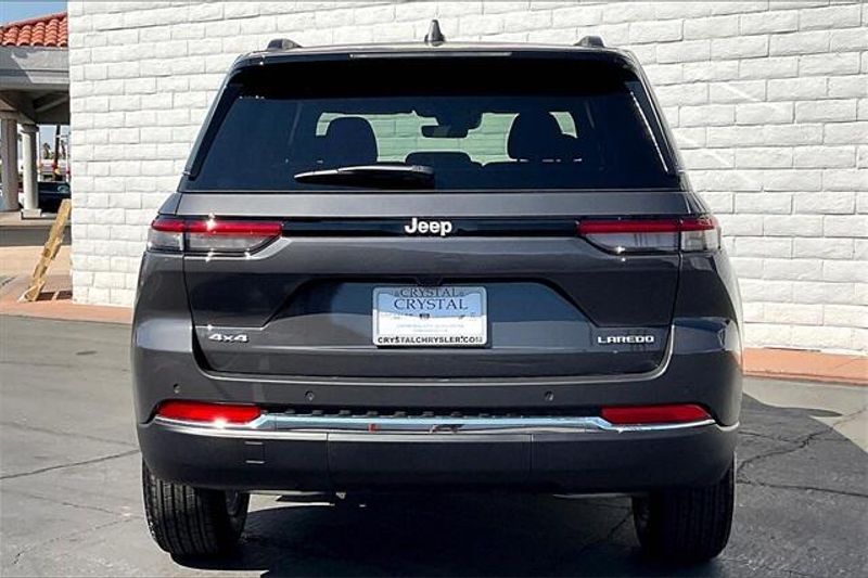 2025 Jeep Grand Cherokee Laredo photo 3