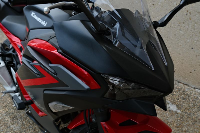 2025 Kawasaki NINJA 500 SE ABS PASSION RED AND METALLIC FLAT SPARK BLACK AND METALLIC MATTE DARK GRAY Image 7