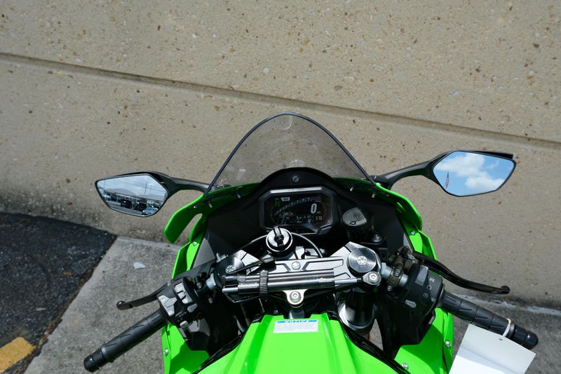 2025 Kawasaki NINJA ZX10R KRT EDITION LIME GREEN AND EBONY AND PEARL BLIZZARD WHITE Image 12