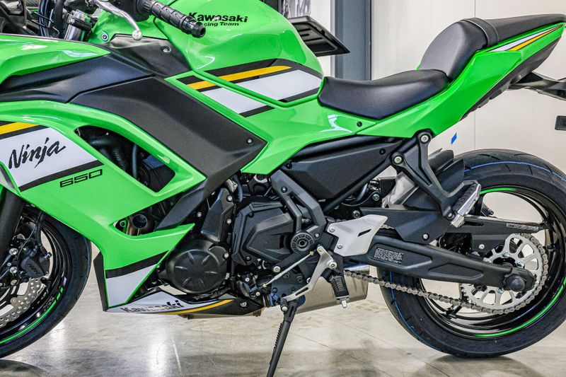 2025 Kawasaki NINJA 650 KRT EDITION ABS LIME GREEN AND EBONY AND PEARL BLIZZARD WHITEImage 16