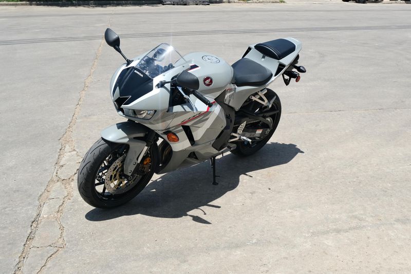 2025 Honda CBR600RR ABS DEEP PEARL GRAY Image 8