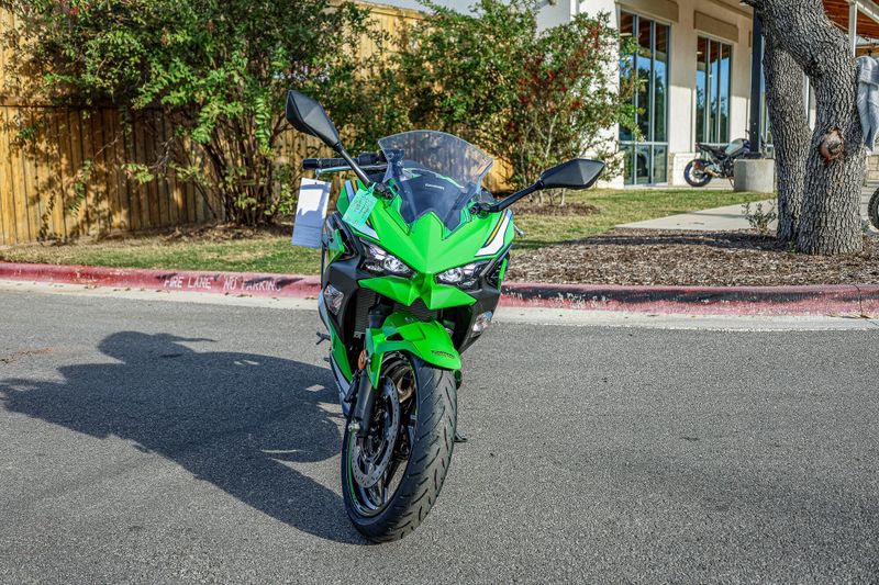 2025 Kawasaki NINJA 500 KRT EDITION LIME GREEN AND EBONY AND PEARL BLIZZARD WHITEImage 3