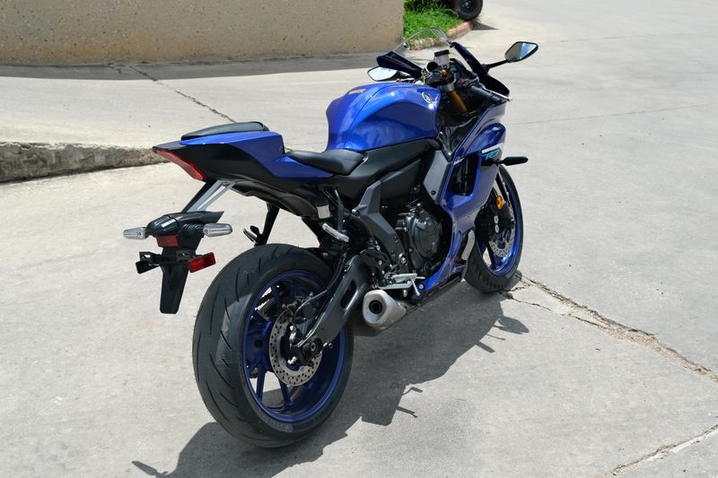 New 2025 Yamaha YZFR7 TEAM BLUE Image 5
