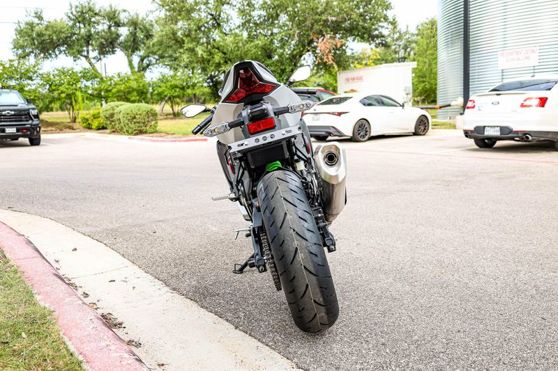 2025 Kawasaki NINJA ZX4RR ABS  METALLIC MATTE WHITISH SILVER AND METALLIC FLAT SPARK BLACK Image 34