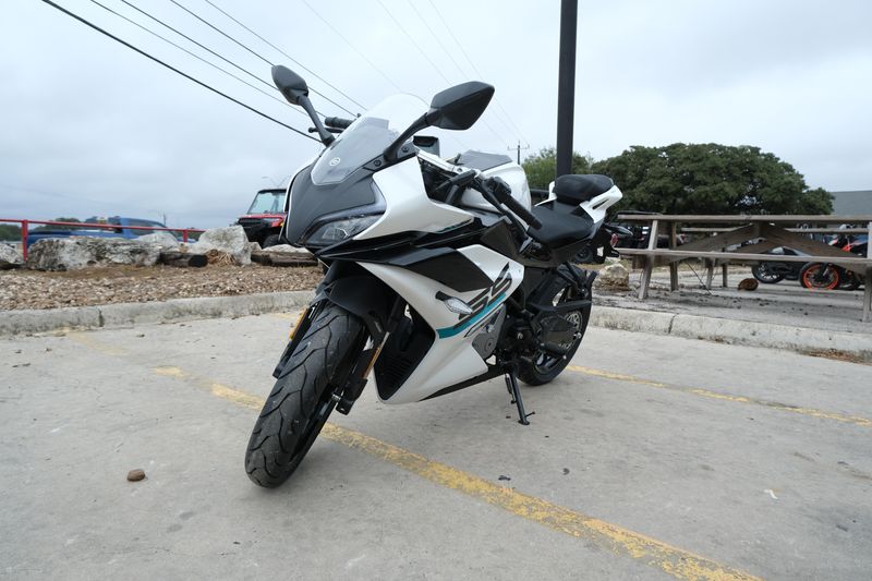 2024 CFMOTO 300SS NEBULA WHITEImage 13