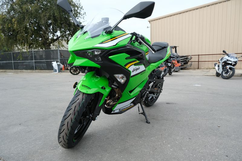 2025 Kawasaki NINJA 500 KRT EDITION LIME GREEN AND EBONY AND PEARL BLIZZARD WHITEImage 6