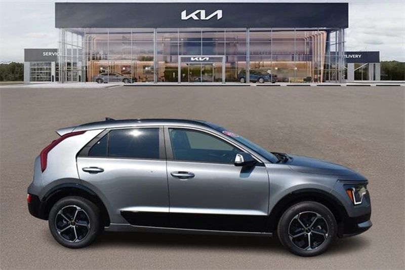 New 2025 Kia Niro SXImage 2