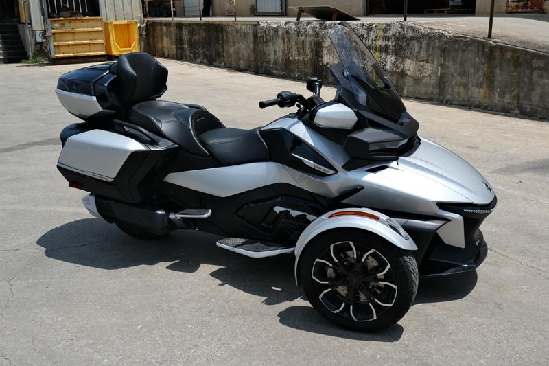2024 Can-Am SPYDER RT LIMITED HYPER SILVER WITH PLATINUM Image 1