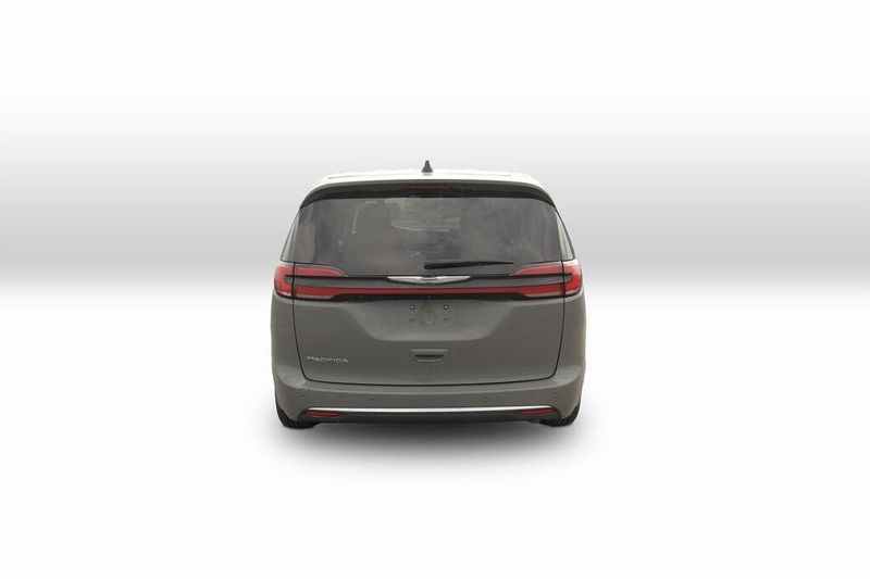 2023 Chrysler Pacifica Touring LImage 4