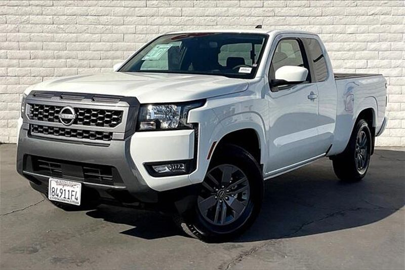 Used 2025 Nissan Frontier SVImage 1
