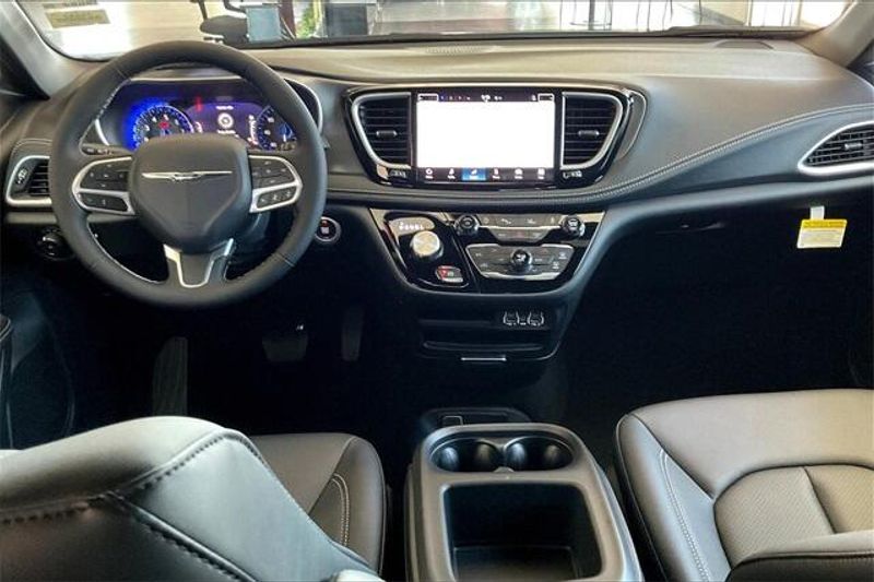 2025 Chrysler Pacifica SelectImage 3