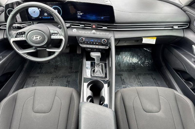 Used 2025 Hyundai Elantra SEL ConvenienceImage 12