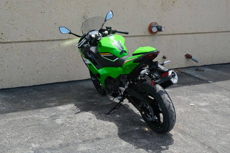 2025 Kawasaki NINJA 500 KRT EDITION SE ABS LIME GREEN AND EBONY AND PEARL BLIZZARD WHITE Image 7