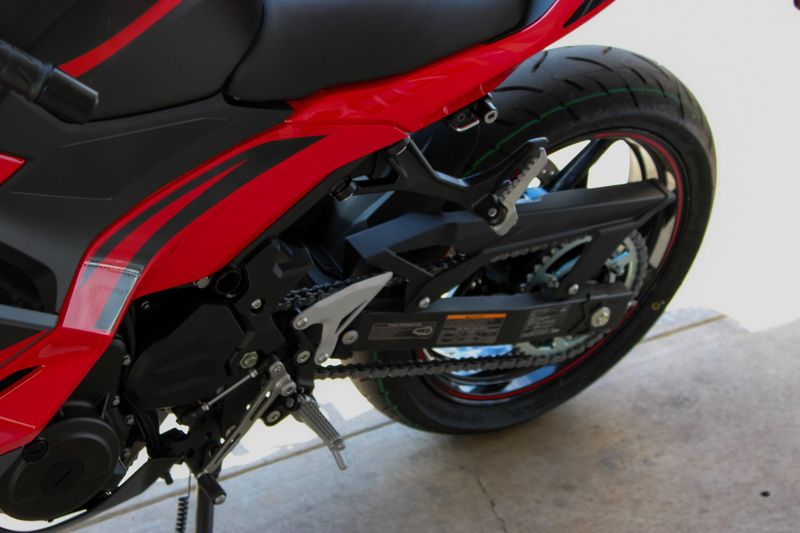 2025 Kawasaki NINJA 500 ABS PASSION RED AND METALLIC FLAT SPARK BLACK AND METALLIC MATTE DARK GRAY Image 18