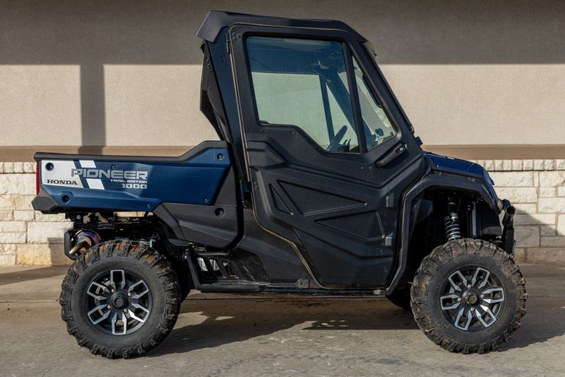 2023 HONDA Pioneer 1000 Trail in a BLK/ORNG exterior color. Family PowerSports (877) 886-1997 familypowersports.com 