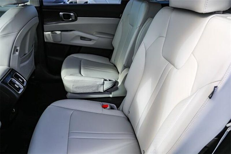 2025 Kia Sorento EXImage 9