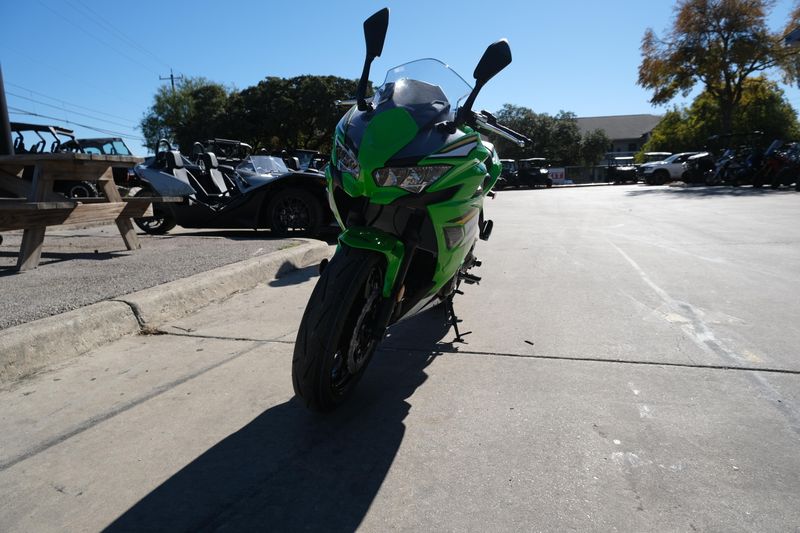 2025 Kawasaki NINJA 650 KRT EDITION ABS LIME GREEN AND EBONY AND PEARL BLIZZARD WHITEImage 24