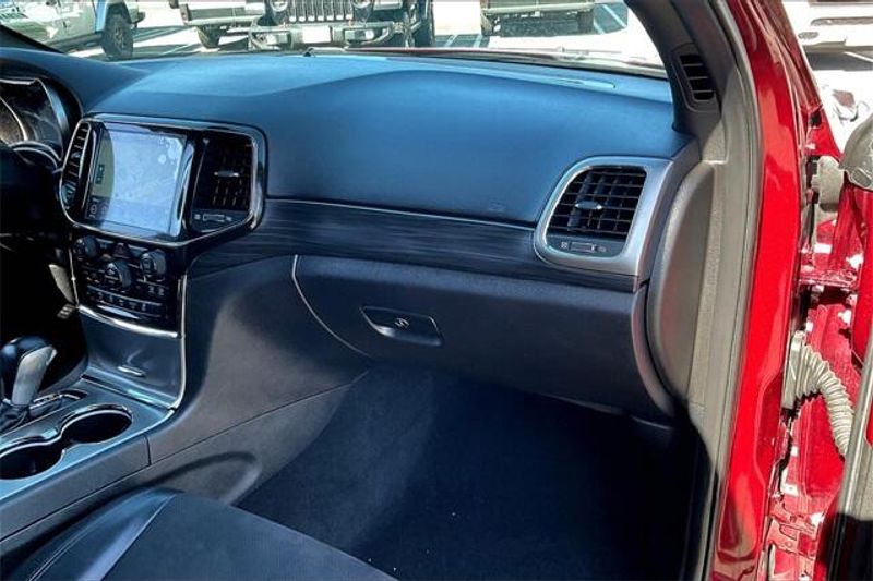 Used 2021 Jeep Grand Cherokee Laredo XImage 16