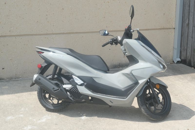 2025 Honda PCX PEARL GRAY Image 3