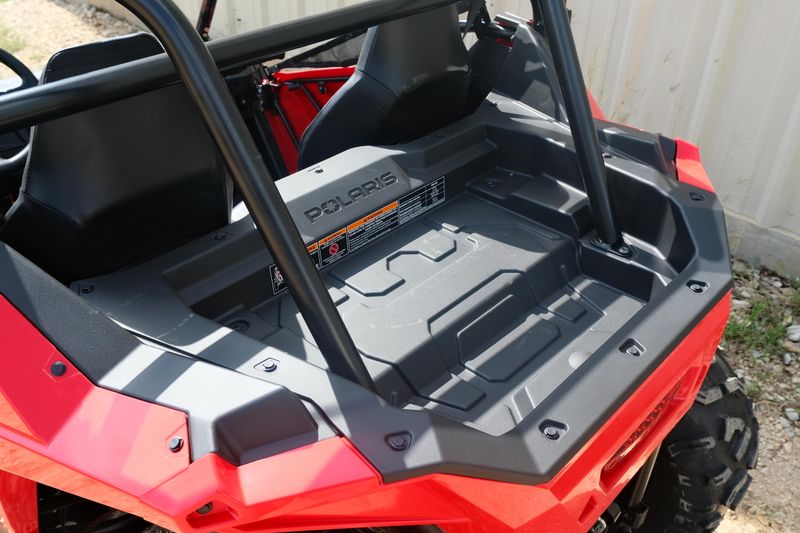 2025 Polaris RZR 200 EFI INDY RED Image 11