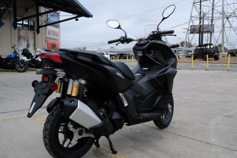 2025 Honda ADV160 MATTE BLACK METALLICImage 9