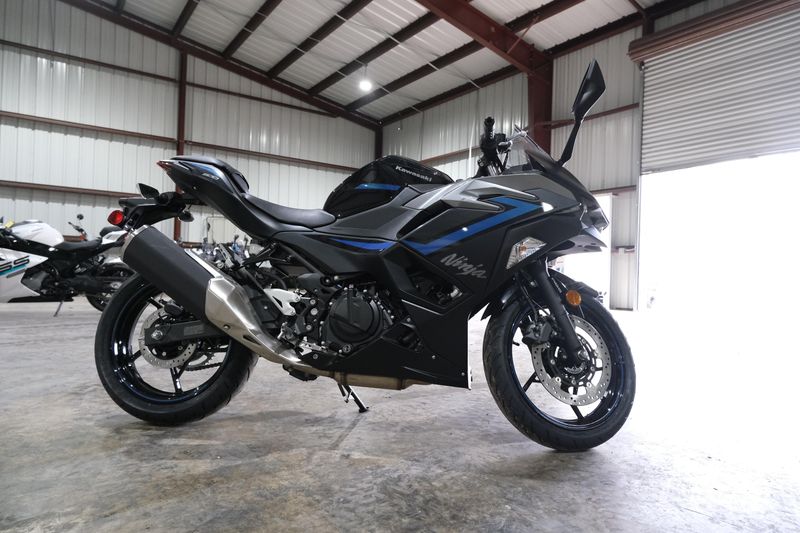 2025 Kawasaki NINJA 500 ABS METALLIC FLAT SPARK BLACK AND METALLIC SPARK BLACK AND METALLIC MOONDUST GRAYImage 23