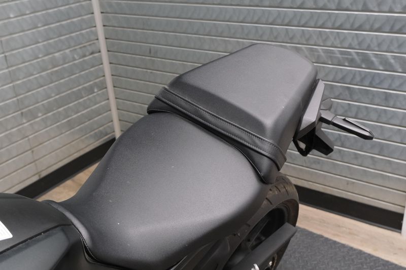 USED 2025 HONDA CB300R ABS Image 17