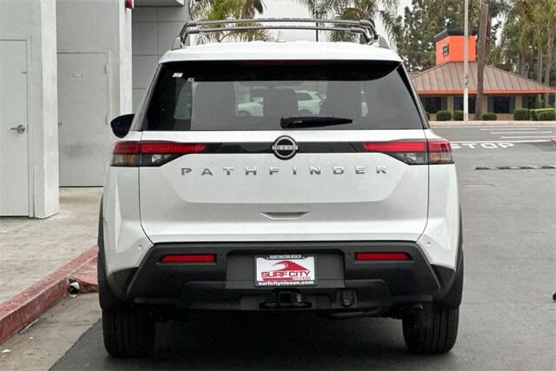 New 2025 Nissan Pathfinder SVImage 4