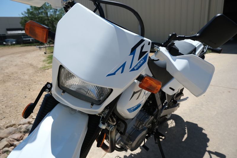 2025 Suzuki DR 650 S WHITEImage 5