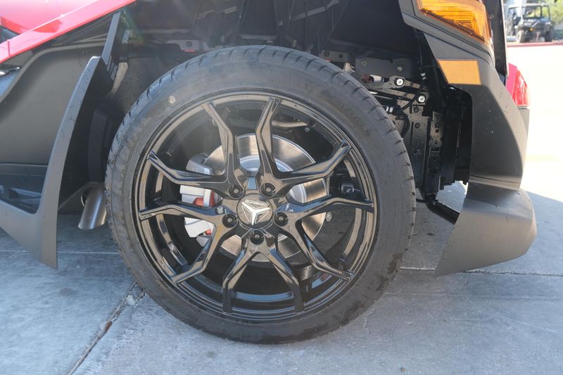 NEW 2025 POLARIS SLINGSHOT S AUTODRIVE  in a SLINGSHOT RED exterior color. Family PowerSports (877) 886-1997 familypowersports.com 