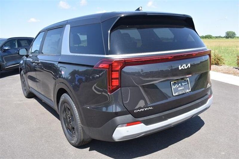 2025 Kia Carnival LXImage 5