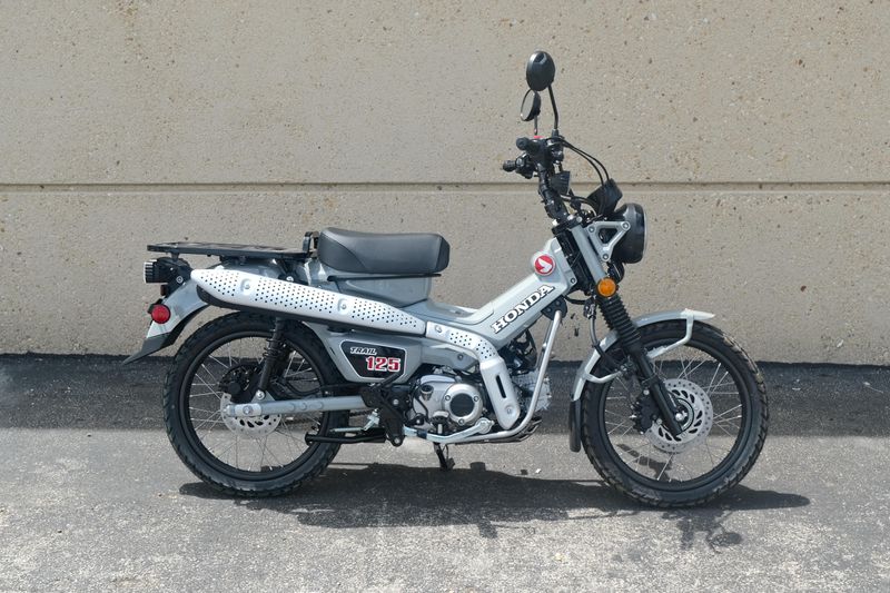 2025 Honda TRAIL 125 PEARL SMOKY GRAY Image 2