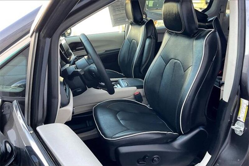 2023 Chrysler Pacifica Hybrid LimitedImage 24