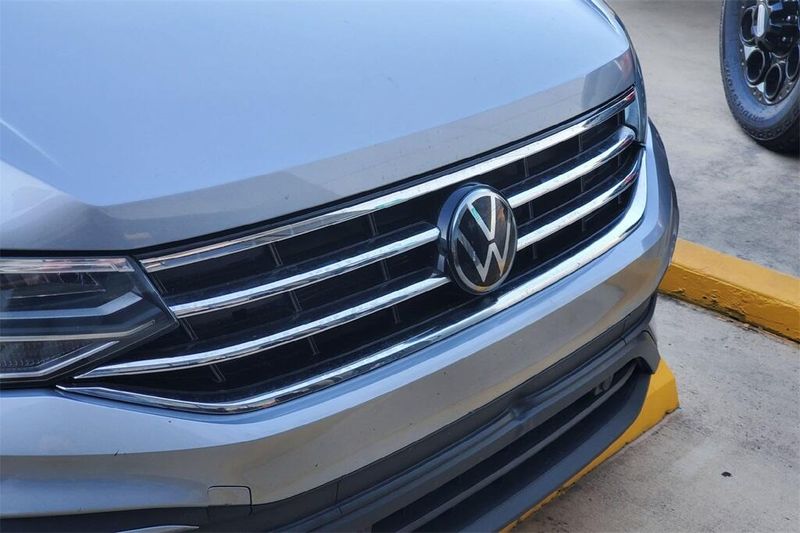 2023 Volkswagen Tiguan SE photo 3
