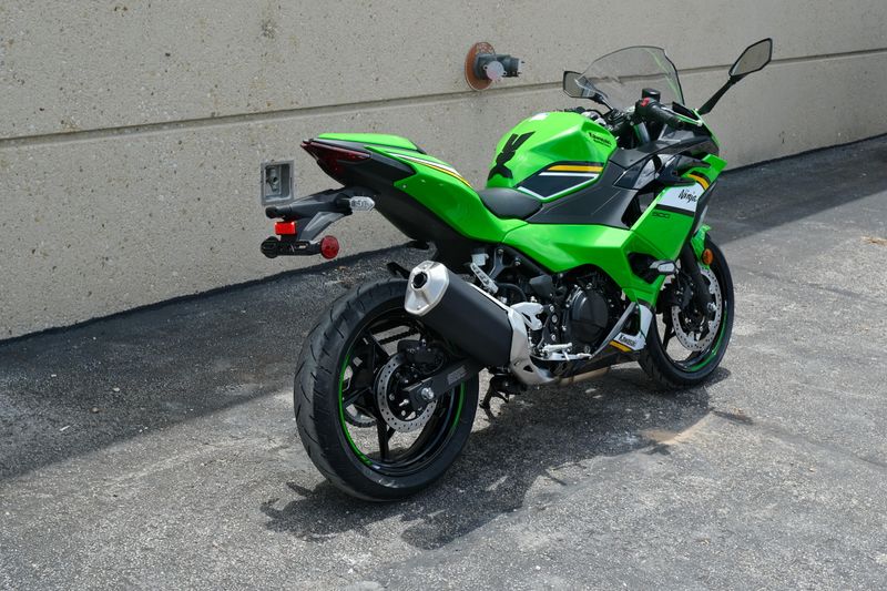 2025 Kawasaki NINJA 500 KRT EDITION SE ABS LIME GREEN AND EBONY AND PEARL BLIZZARD WHITE Image 3