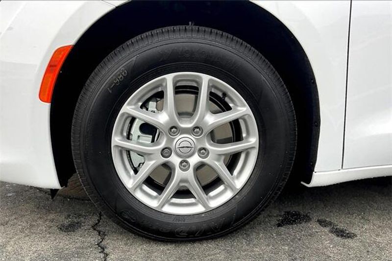 New 2026 Chrysler Voyager LxImage 10