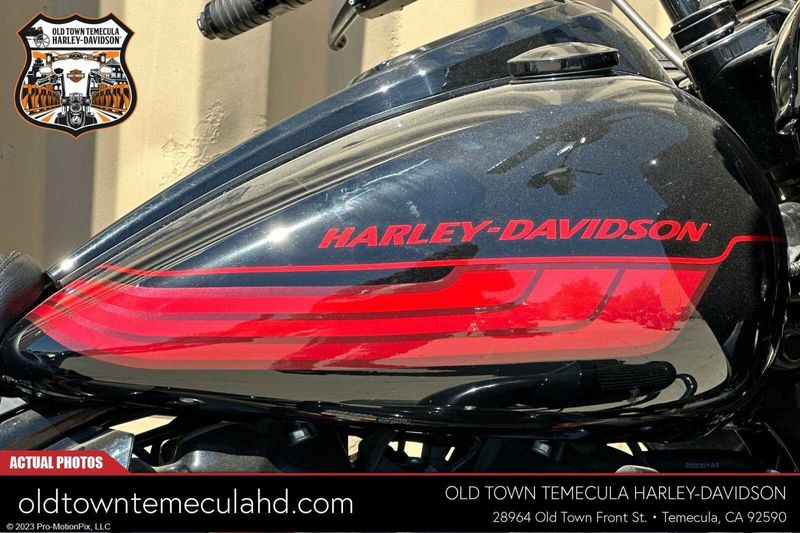 2021 Harley-Davidson Road Glide in a BLACK HOLE W/PINSTRIPE exterior color. BMW Motorcycles of Temecula – Southern California (951) 506-6903 bmwmotorcyclesoftemecula.com 