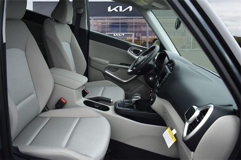 New 2025 Kia Soul LXImage 12