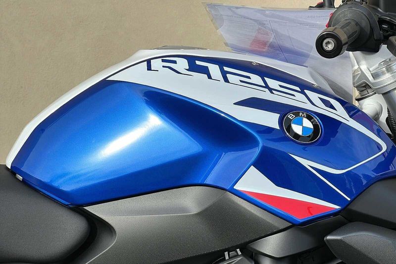 2023 BMW R1250R   in a RACING BLUE METALLIC exterior color. BMW Motorcycles of Temecula – Southern California 951-395-0675 bmwmotorcyclesoftemecula.com 