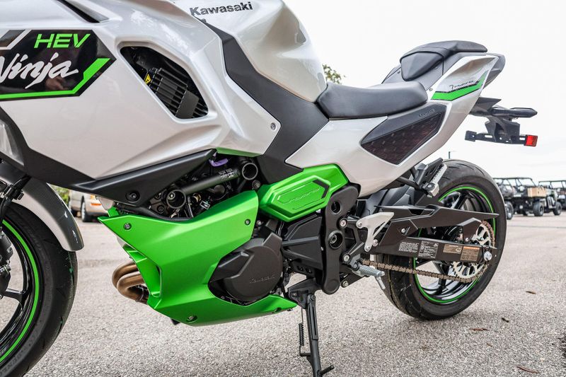 2024 Kawasaki NINJA 7 HYBRID ABS METALLIC BRIGHT SILVER AND METALLIC MATTE LIME GREEN AND EBONYImage 14