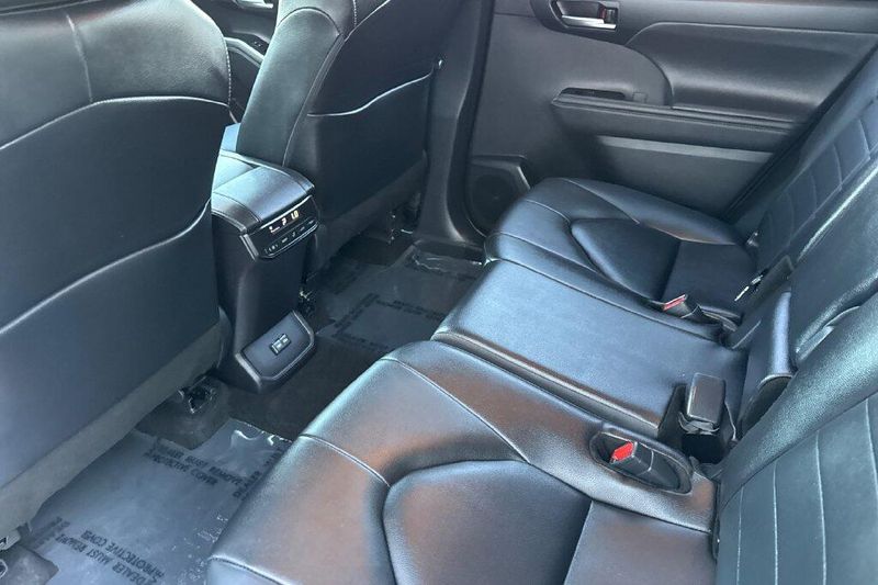 Used 2026 Toyota Highlander Hybrid XLEImage 11