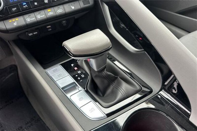Used 2024 Hyundai Elantra SELImage 19