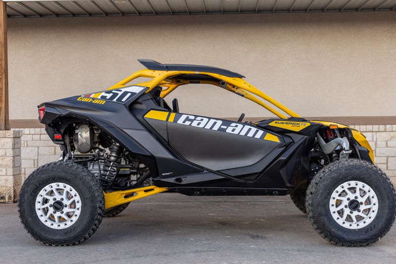 NEW 2025 CAN-AM MAVERICK R X RS WITH SMARTSHOX 999T DCT CARBON Image 2