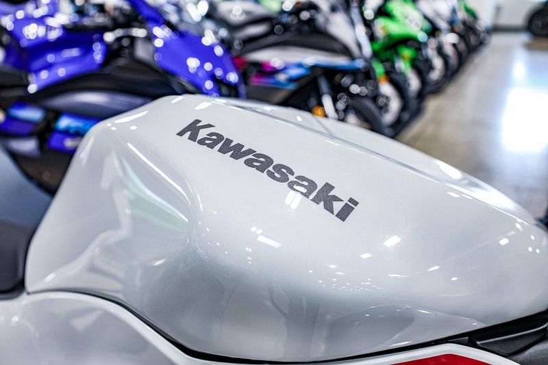 New 2025 Kawasaki NINJA ZX6R ABS Image 2