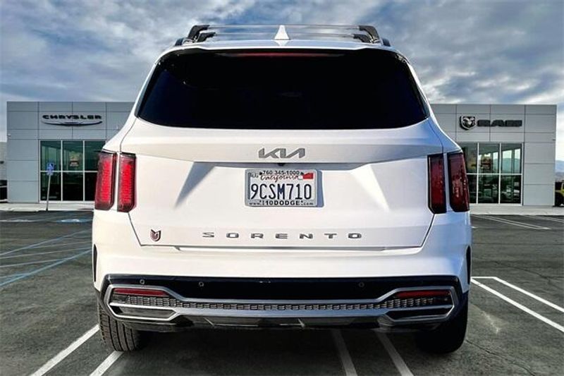 2022 Kia Sorento S photo 3