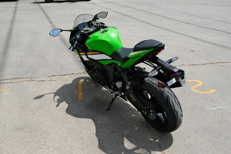 2025 Kawasaki NINJA ZX6R KRT EDITION LIME GREEN AND EBONY AND PEARL BLIZZARD WHITE Image 5