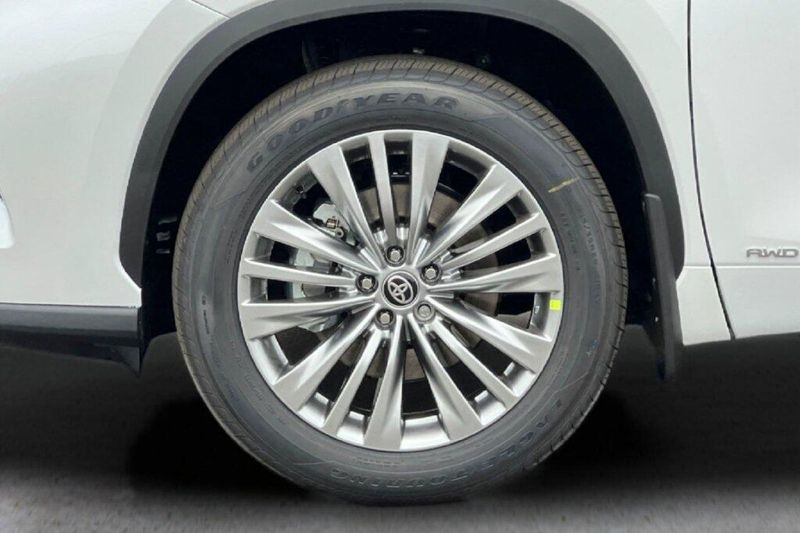 New 2026 Toyota Highlander Hybrid PlatinumImage 32