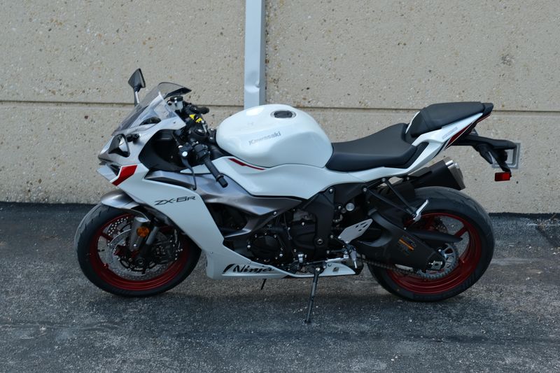 2025 Kawasaki NINJA ZX6R ABS PEARL ROBOTIC WHITE AND METALLIC GRAPHITE GRAY Image 9