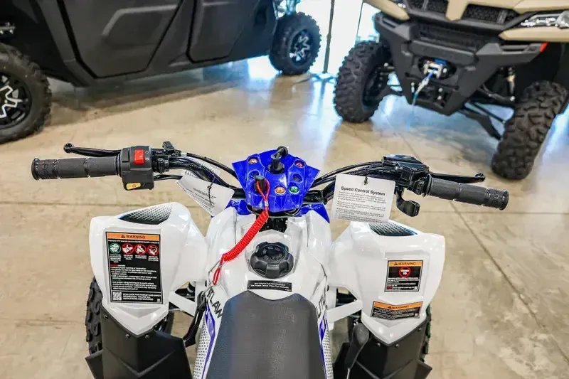 2025 Polaris OUTLAW 110 EFI BRIGHT WHITE AND BLUEImage 9